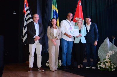 Presidente do legislativo adamantinense, Eder Ruete, recebe Selo Diamante de Trânsparência Pública no encontro do TCESP (Cedida/TCESP). Presidente do legislativo adamantinense, Eder Ruete, recebe Selo Diamante de Trânsparência Pública no encontro do TCESP (Cedida/TCESP).