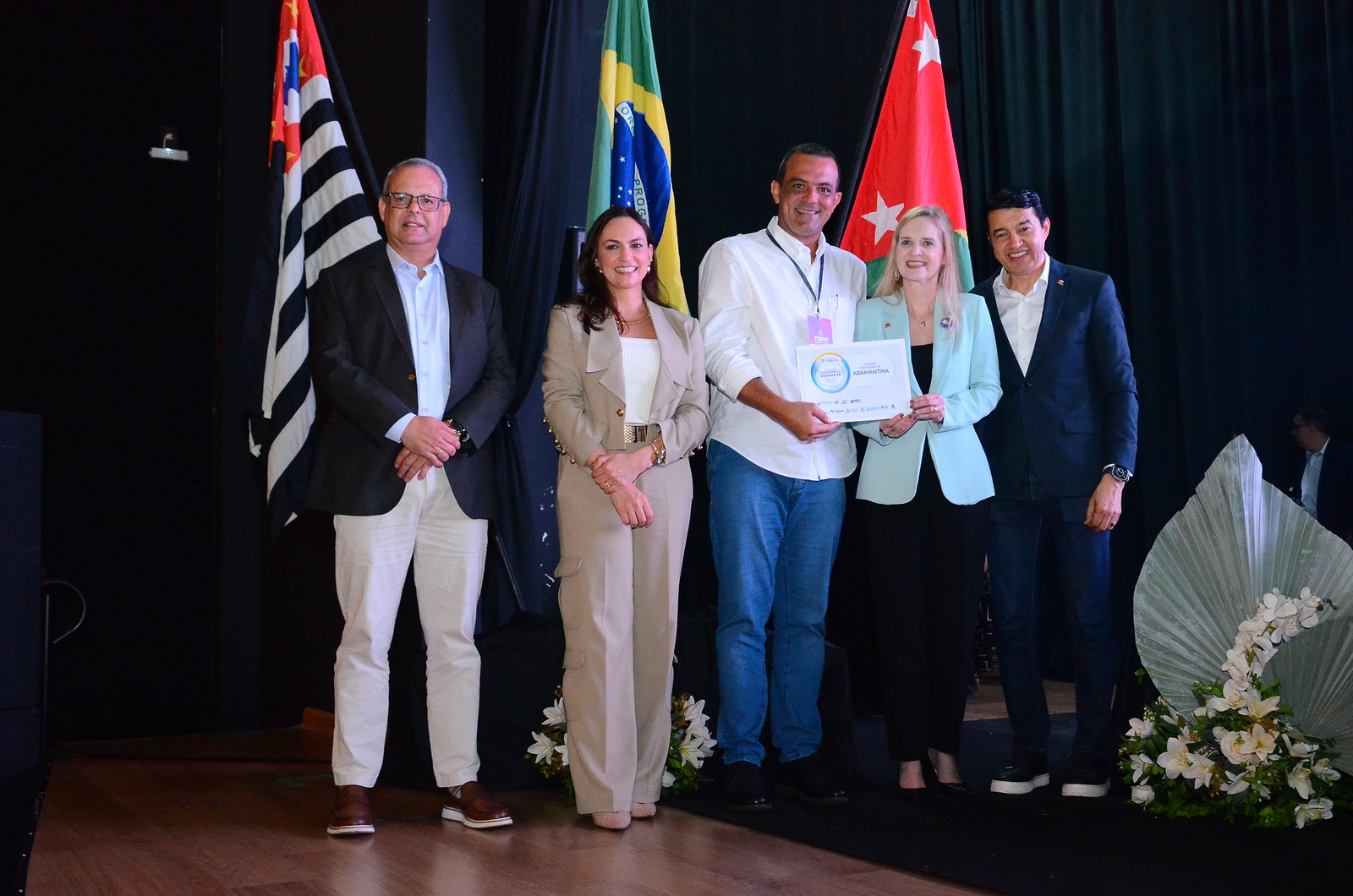Presidente do legislativo adamantinense, Eder Ruete, recebe Selo Diamante de Trânsparência Pública no encontro do TCESP (Cedida/TCESP).